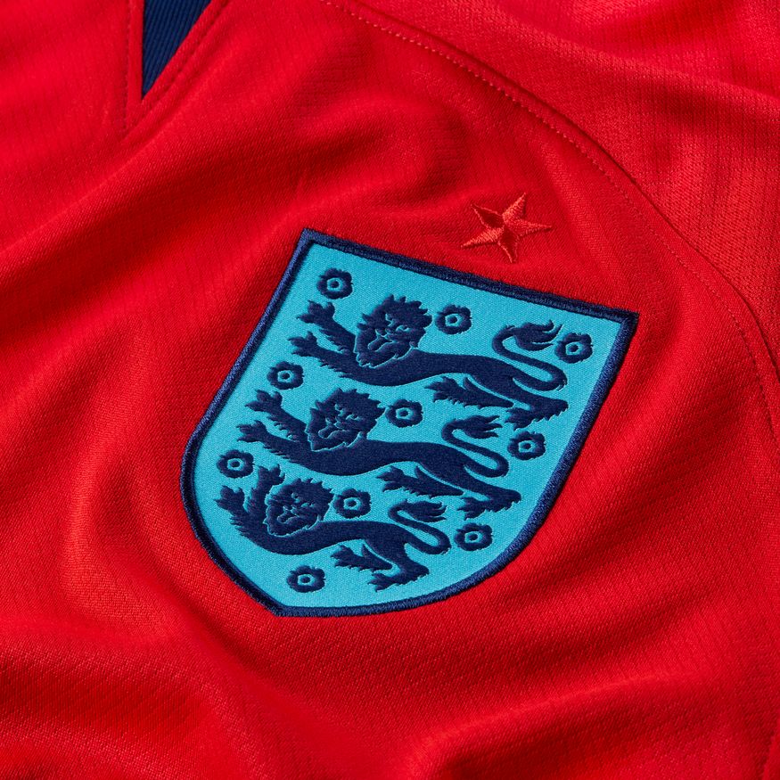 Detalle del escudo de Inglaterra en el jersey oficial Mundial 2022 de Harry Kane. Calidad de archivo verificada por Futbol90MX.