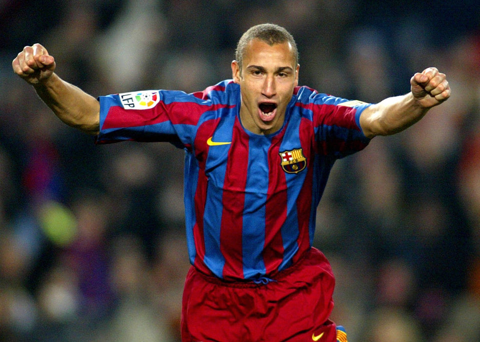 Henrik Larsson celebrando eufóricamente con los brazos abiertos vistiendo el jersey del FC Barcelona en Futbol90MX
