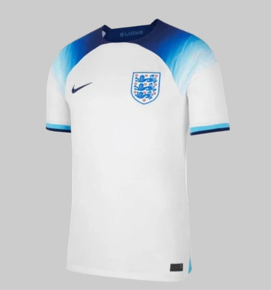 Jersey de local de la Selección de Inglaterra, Copa Mundial FIFA 2022. Diseño Nike con gradiente azul en hombros sobre base blanca. Producto oficial (Código DN0687-100), estado Deadstock, en Futbol90MX