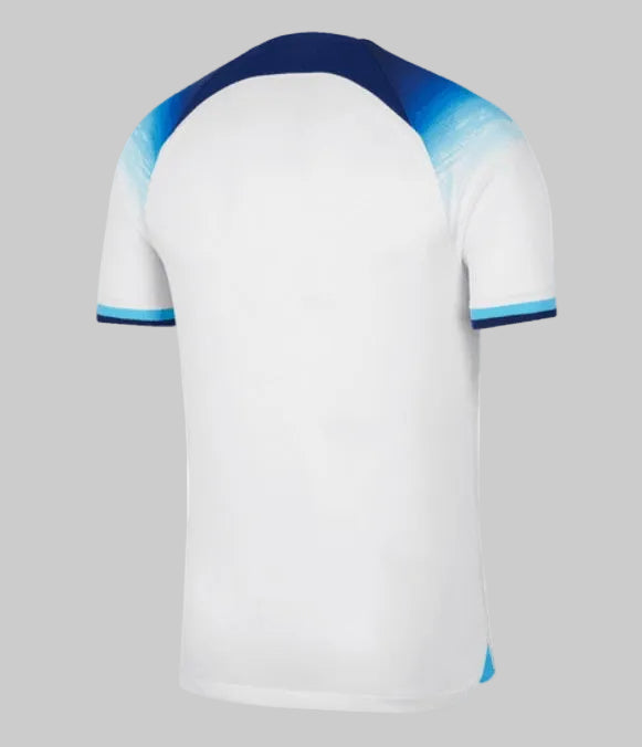Vista trasera del jersey Nike de local de Inglaterra 2022. Detalle de los acabados en la parte posterior y diseño limpio característico de la equipación de los Three Lions en Catar, stock Futbol90MX
