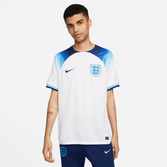 Primer plano de la textura del tejido Nike Dri-FIT en el jersey de local de Inglaterra 2022. Se aprecia la precisión técnica y la calidad de conservación de la pieza.