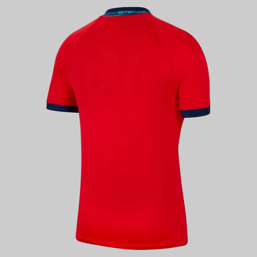 Vista posterior del jersey Inglaterra Away 2022, diseño ergonómico para desempeño profesional. Pieza de colección inmaculada en Futbol90MX