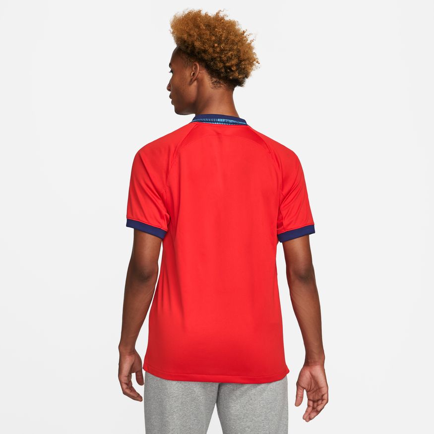 Vista posterior del jersey Inglaterra Away Mundial FIFA 2022 mostrando detalles en cuello y puños