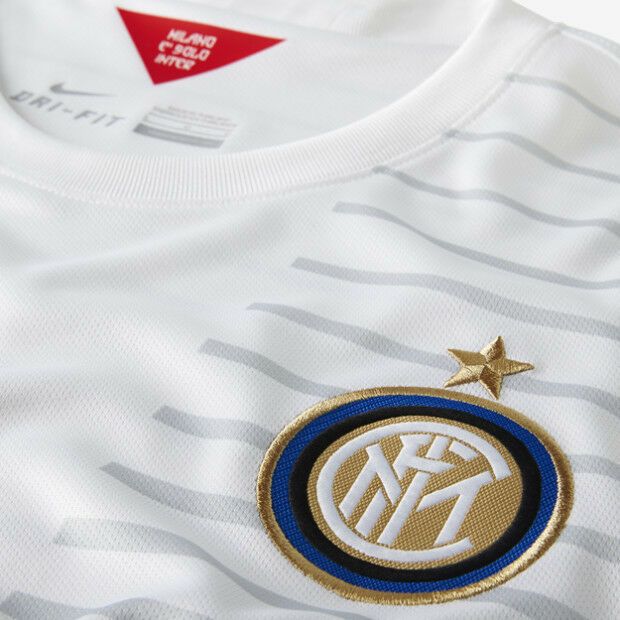 Escudo bordado del Inter de Milán con estrella dorada sobre el pecho del jersey de visita 2014/15, detalle de bordado de alta calidad.