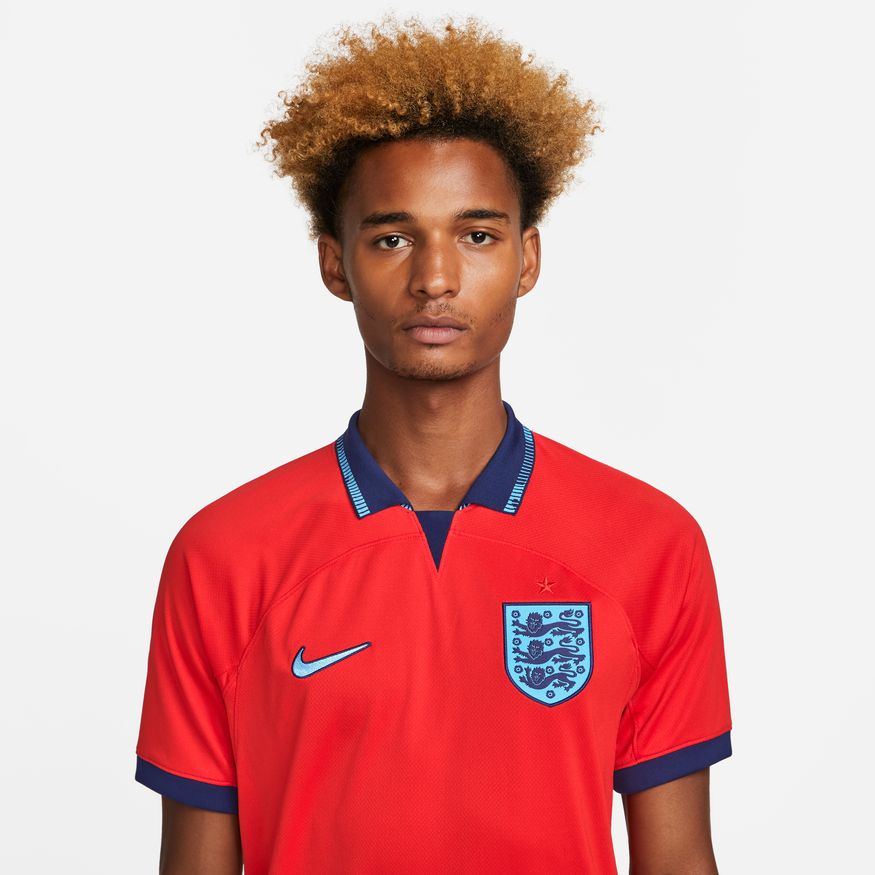 Diseño de cuello polo y acabados premium en el jersey Inglaterra Away 2022, código DN0685-600.