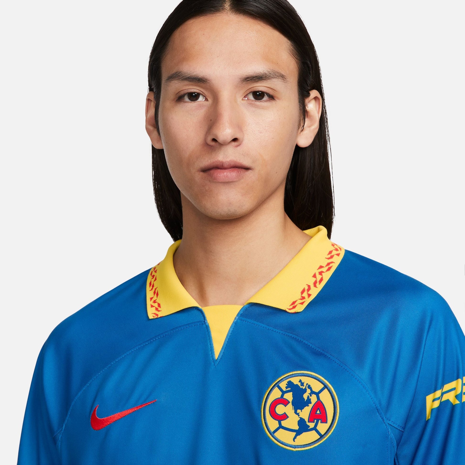 Detalle del cuello polo y puños con patrón de crestería amarilla y roja, tecnología Nike Engineered en jersey del Club América.
