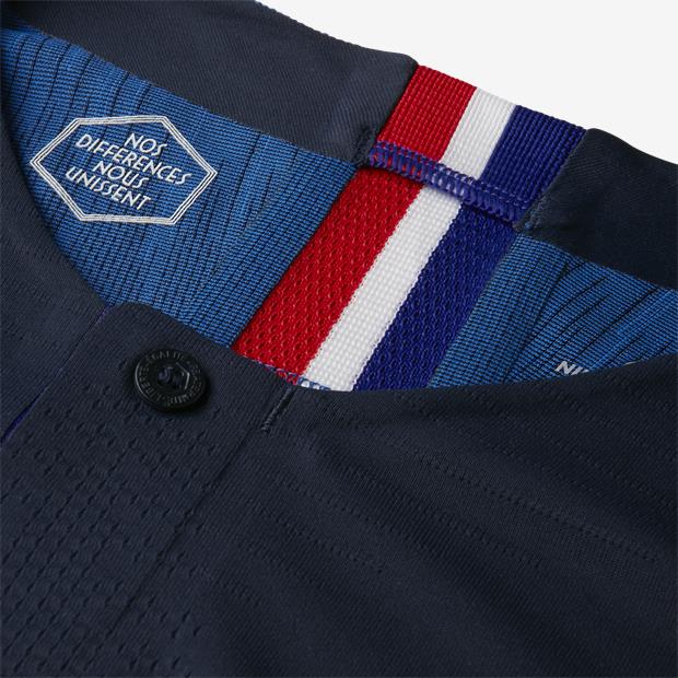 Cinta tricolor francesa y frase "Nos Différences Nous Unissent" en el cuello de un solo botón del jersey Francia 2018.