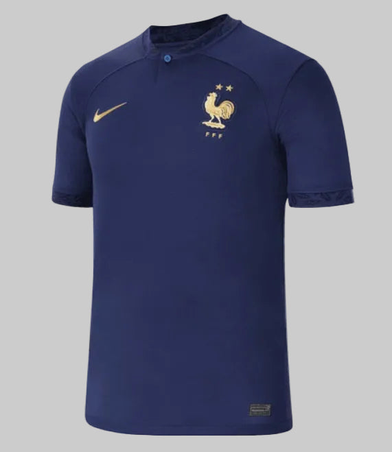 Vista frontal del jersey de local de Francia Qatar 2022, código DN0690-410, mostrando el parche de campeón del mundo 2018 y el escudo de la FFF en dorado, stock Futbol90MX