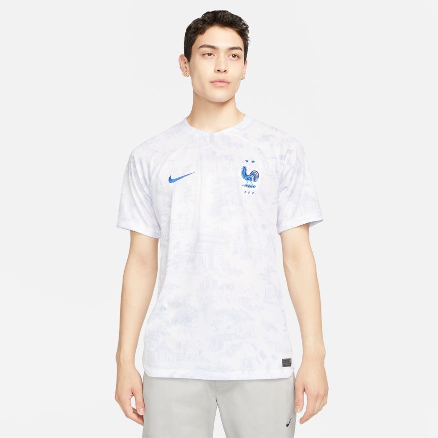 Primer plano del patrón Toile de Jouy en el jersey de Mbappé, mostrando escenas históricas de Francia.