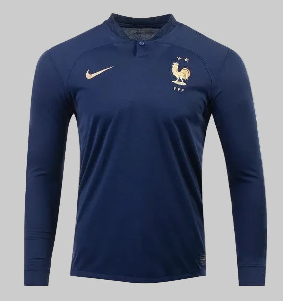 Vista frontal del jersey de local de Francia Qatar 2022, código DN0665-410, mostrando el parche de campeón del mundo 2018 y el escudo de la FFF en dorado, stock Futbol90MX
