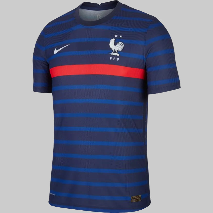 Primer plano de tecnología Nike VaporKnit en jersey de Francia con patrón de ventilación circular y escudo FFF termosellado de dos estrellas