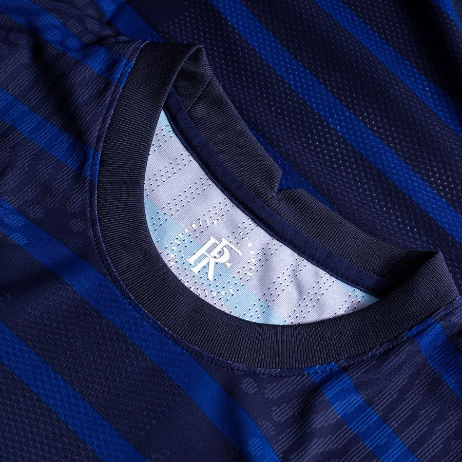 Detalle de cuello interior en jersey vapor match de casa de Francia para la Euro 2020 2021 con tipografia oficial de Mbappe