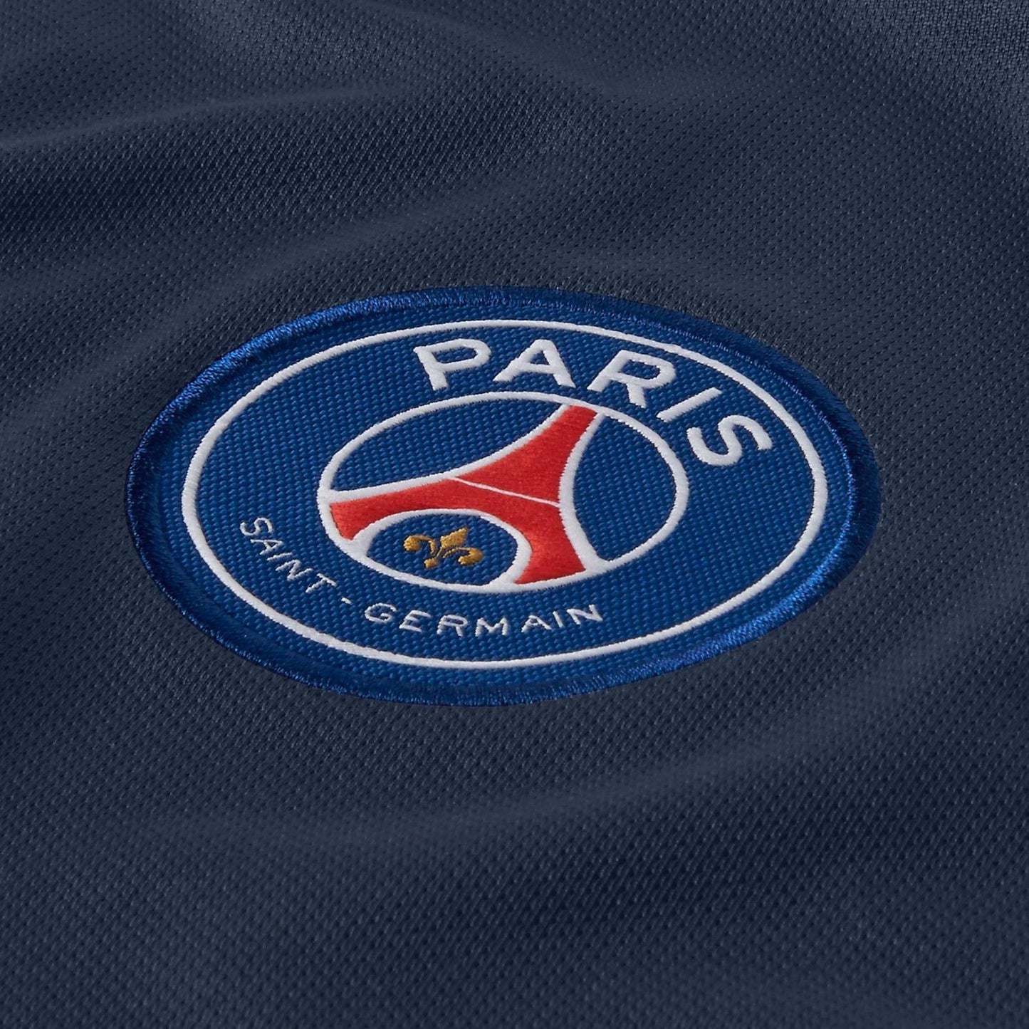 Primer plano del jersey de local PSG 2017/18, mostrando el escudo del club bordado, Calidad de archivo 847269-430, en Futbol90MX