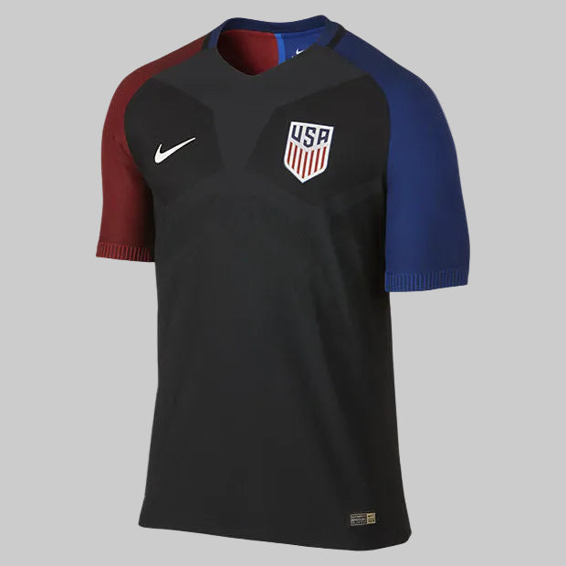Primer plano de la parte frontal del jersey vapor match de visitante USA 2016. Vista detallada del diseño en negro, el número 10 blanco en el pecho y el escudo del USMNT, stock Futbol90MX