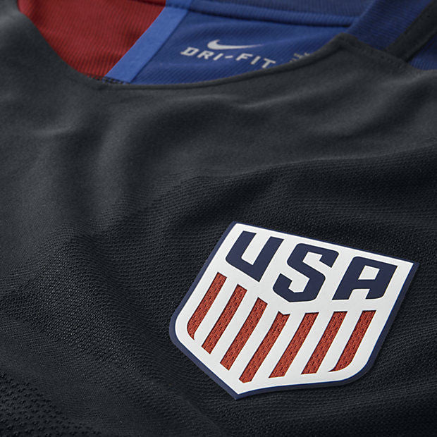 Acercamiento al escudo termo aplicado en el Jersey Vapor Match de Visita de USA Copa America 2016 de Donovan 10, en Futbol90MX