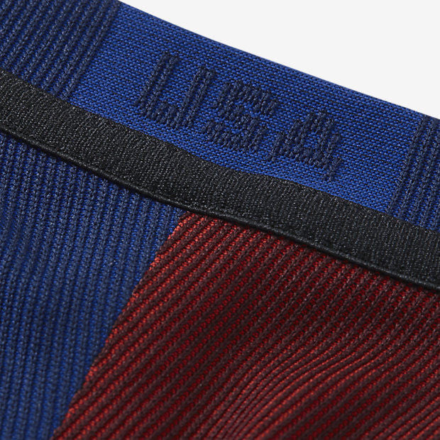 Acercamiento al cuello trasero mostrando las letras bordadas USA en el Jersey Vapor Match de Visita de Donovan de USA para la Copa America 2016