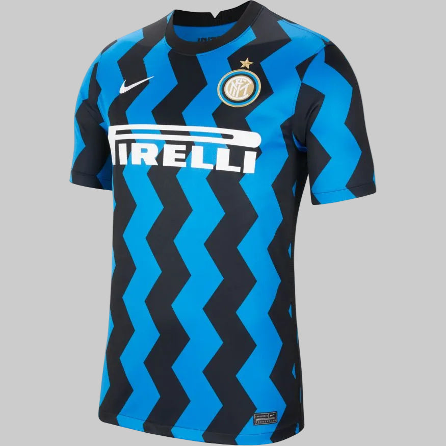 Jersey oficial Nike del Inter de Milán, temporada local 2020/21, diseño en zig-zag azul y negro. Vista frontal completa mostrando el escudo del club, el logo de Nike, el patrocinador 'Pirelli' y los parches oficiales de la UEFA Champions League y 'Respect' en la manga derecha, stock Futbol90MX