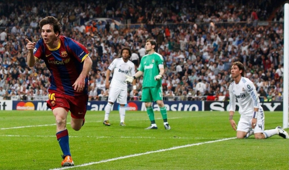 Lionel Messi celebrando un gol en el campo durante la temporada con el jersey authentic match local del FC Barcelona 2010/11 (Ref. 406809-486) en Futbol90MX