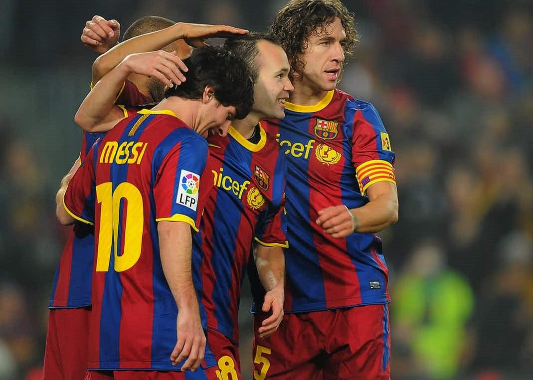 Jugadores del FC Barcelona celebrando un gol vistiendo el jersey local Authentic Match 2010/11 (Ref. 406809-486) con el dorsal #10 de Lionel Messi visible en Futbol90MX
