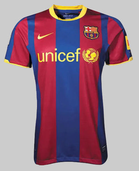 Vista frontal completa del jersey Nike Lionel Messi FC Barcelona Authentic Match de casa 2010/11 (Ref. 406809-486) con bastones azulgranas y patrocinador UNICEF, stock Futbol90MX