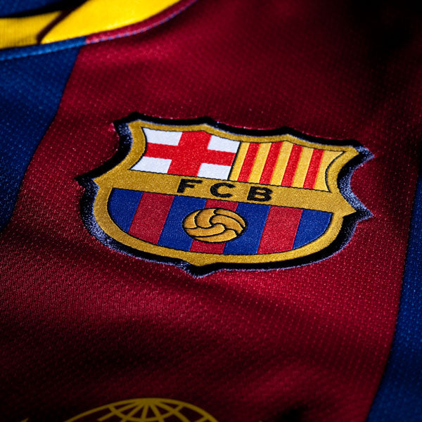 Primer plano del escudo oficial del FC Barcelona bordado en el pecho del jersey Authentic Match local 2010/11 de Messi (Ref. 406809-486) en Futbol90MX
