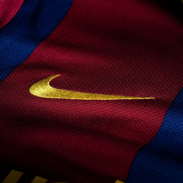 Primer plano del logotipo Swoosh en el pecho del jersey Nike Lionel Messi FC Barcelona Authentic Match local 2010/11 (Ref. 406809-486) en Futbol90MX