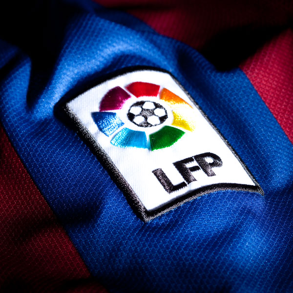 Primer plano del parche oficial bordado de la Liga de Fútbol Profesional (LFP) en la manga del jersey Nike Lionel Messi FC Barcelona Authentic Match Local 2010/11 (Ref. 406809-486) en Futbol90MX