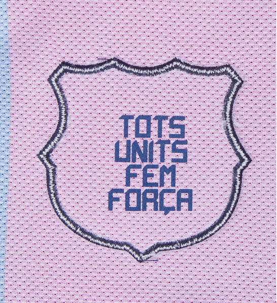Primer plano del escudo interior termosellado con la inscripción "Tots Units Fem Força" del jersey Nike Lionel Messi FC Barcelona Authentic Match de Casa 2010/11 (Ref. 406809-486) en Futbol90MX
