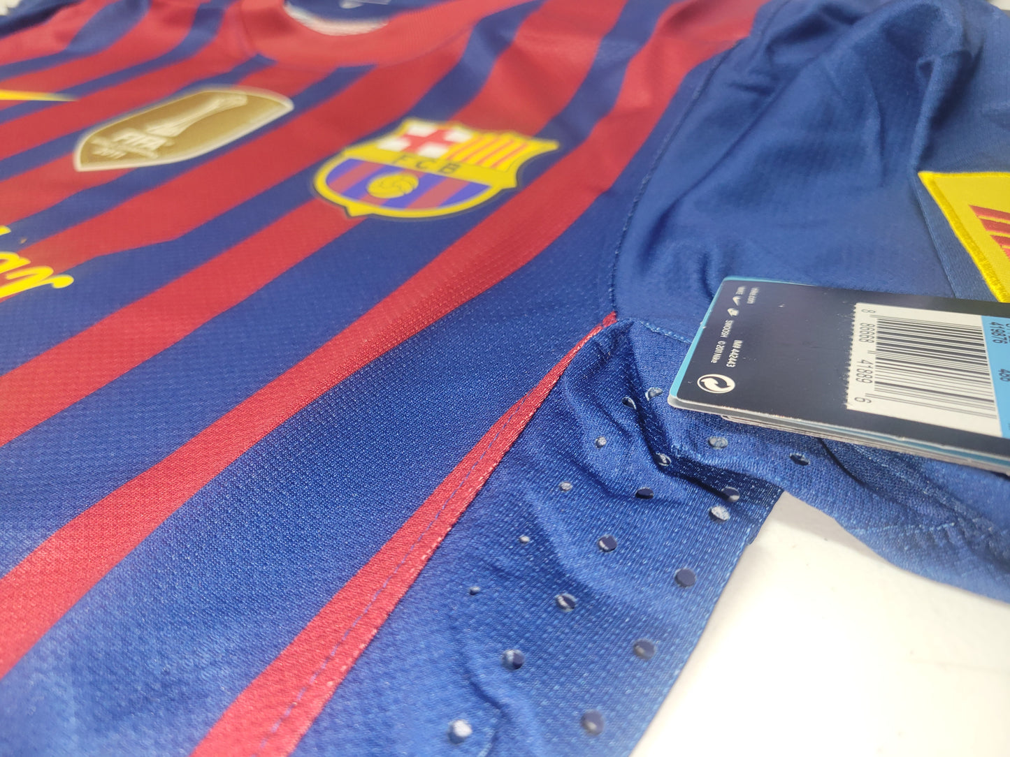 Detalle de perforaciones láser laterales en jersey de Messi Nike Authentic FC Barcelona 2011-12 para ventilación profesional.
