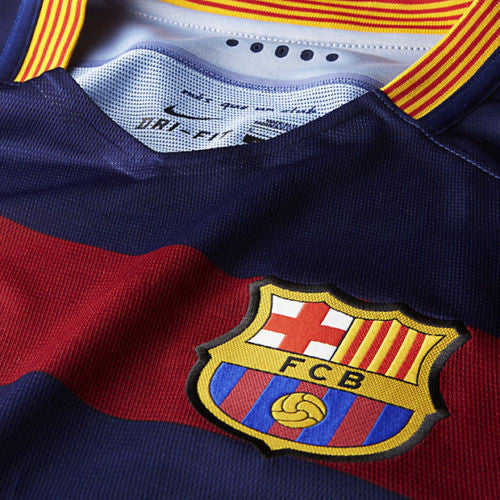 Detalle del escudo del FC Barcelona y cuello con la Senyera en el jersey Nike Authentic Match Local 2015/16 (Ref. 658790-422) de Lionel Messi en Futbol90MX
