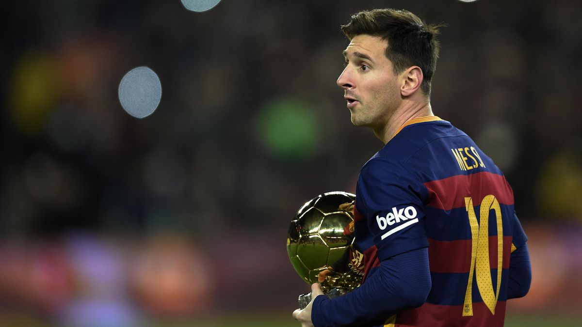 Lionel Messi sosteniendo el Balón de Oro vistiendo el jersey Nike FC Barcelona de Authentic Match de casa 2015/16 con dorsal #10 en Futbol90MX