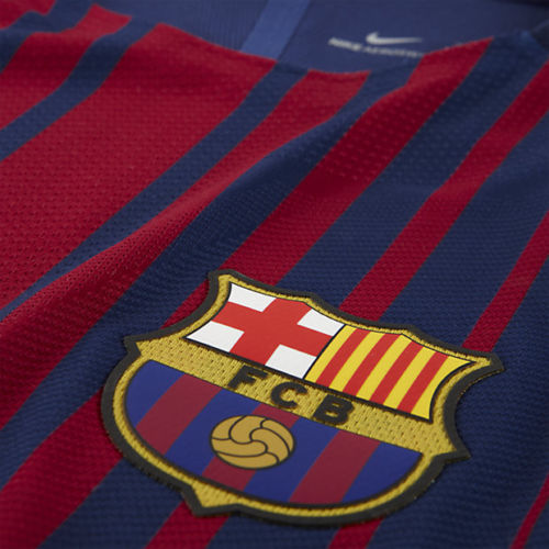 Escudo del FC Barcelona termo aplicado de alta precisión en el jersey Nike auténtico Vapor Match Local de Lionel Messi 2017/18, stock Futbol90MX