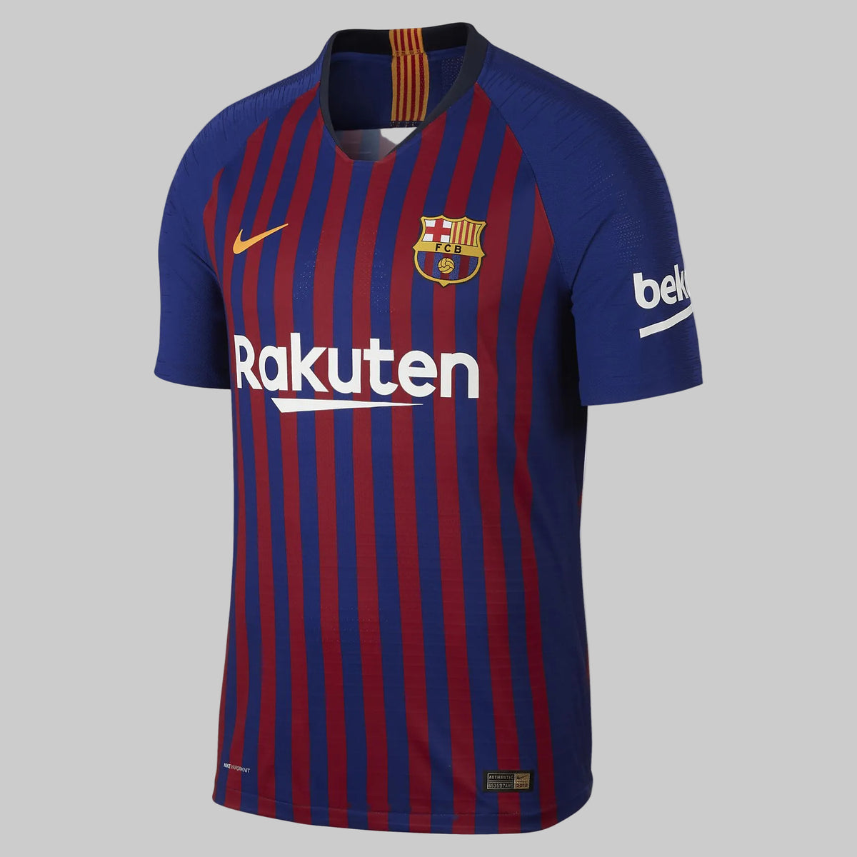 Primer plano frontal del escudo del FC Barcelona y el Swoosh de Nike sobre las franjas azul y grana del jersey de local Vapor Match 2018/19 de Lionel Messi, disponible en Futbol90MX