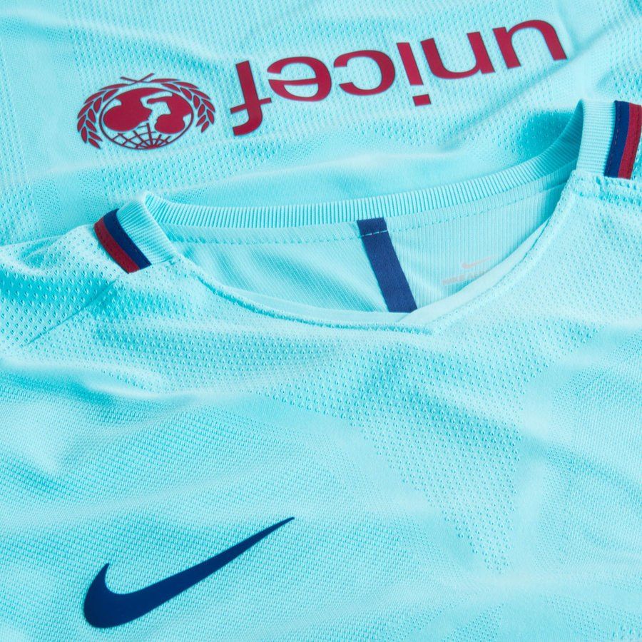 Acercamiento al logo de Nike termo-sellado de alta definición en el jersey de Messi auténtico Vapor Match FC Barcelona Visita 2017/18