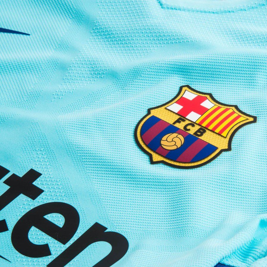 Escudo del FC Barcelona termo-sellado de alta definición en el jersey de Messi auténtico Vapor Match 2017/18.