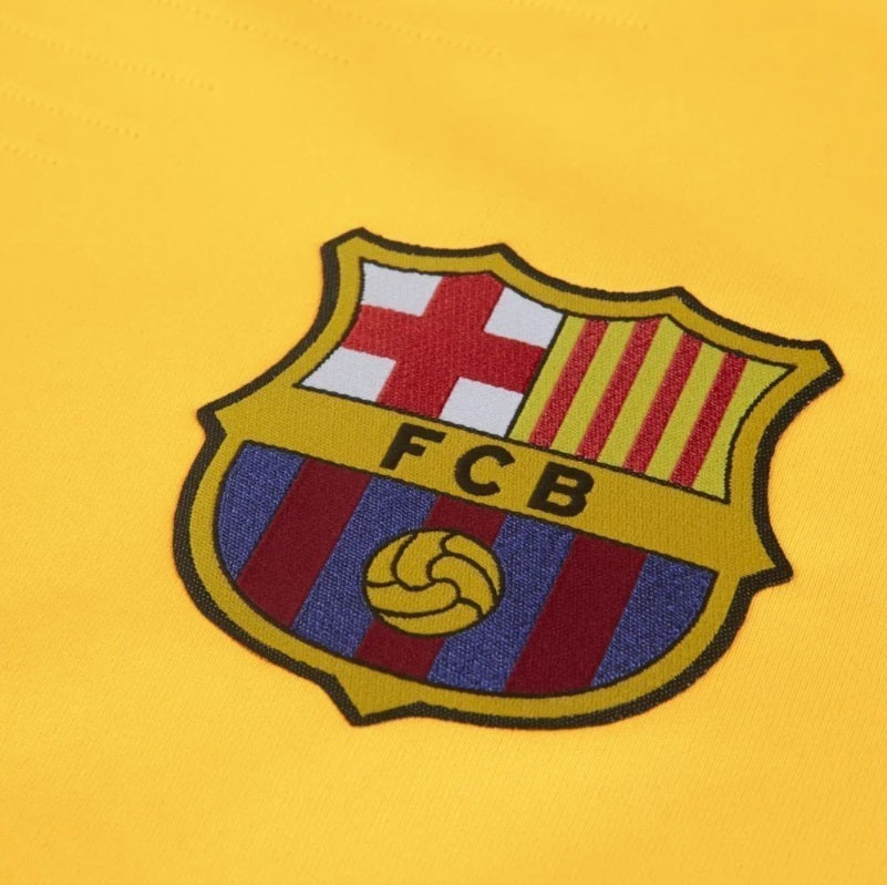 Detalle del escudo del FC Barcelona  en goma flexible termosellada, tecnología VaporKnit 