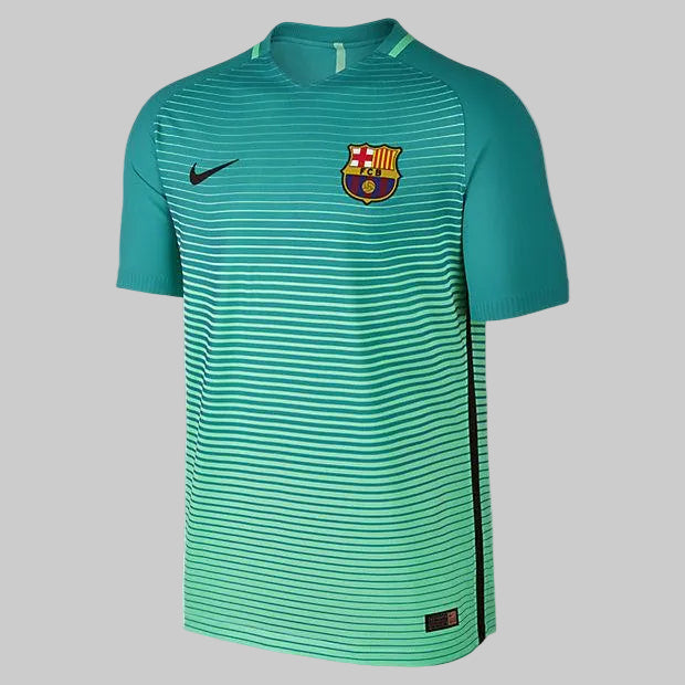 Primer plano de alta definición del pecho del jersey Authentic Vapor Match del FC Barcelona (776848-388), mostrando el logotipo de Nike Swoosh negro y el escudo de armas termosellado del club, stock Futbol90MX