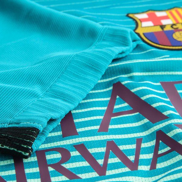 Primer plano detallado del jersey Nike Messi Authentic Vapor Match Third del FC Barcelona 2016/17 (Ref. 776848-388), mostrando el tejido texturizado con tecnología AeroSwift, el escudo termosellado del club y el patrocinador frontal 'QATAR AIRWAYS' en Futbol90MX.