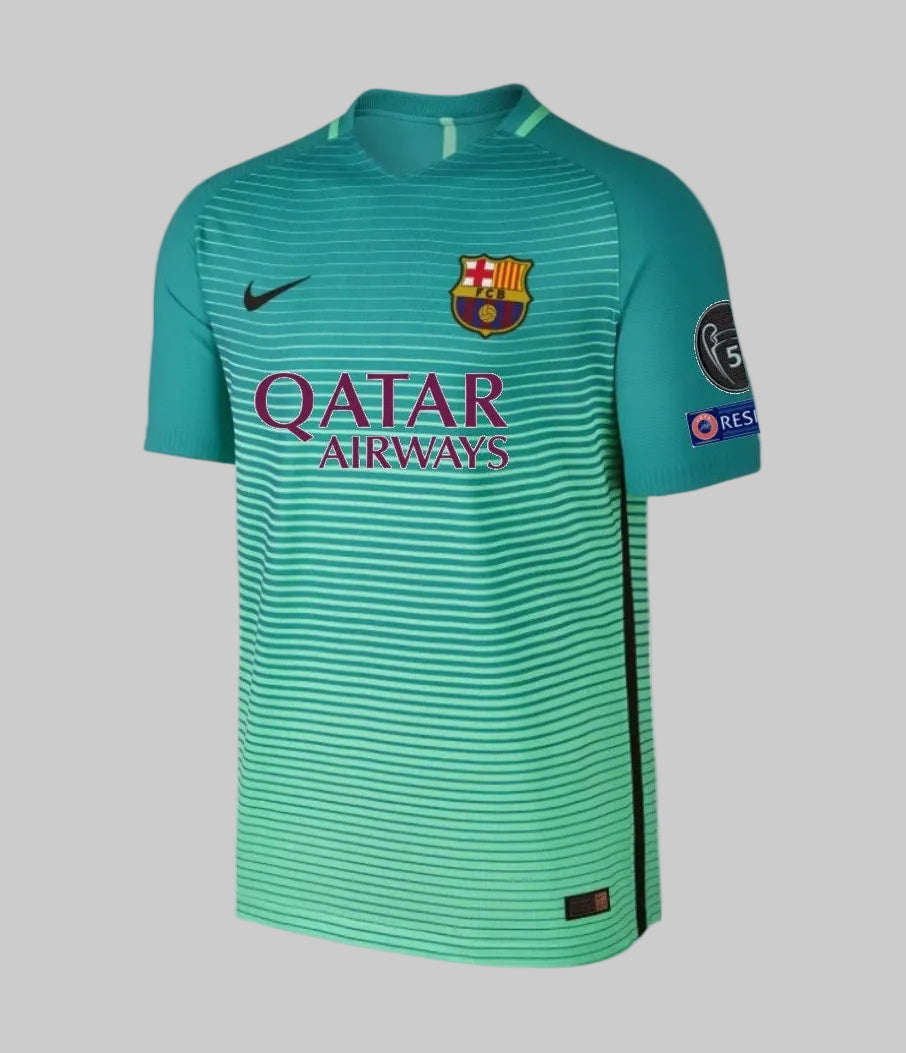 Primer plano de alta definición del pecho del jersey Authentic Vapor Match del FC Barcelona (776848-388), destacando el logotipo Swoosh de Nike, el escudo termosellado del club catalán, Qatar sponsor y Parches UEFA Champions League, stock Futbol90MX