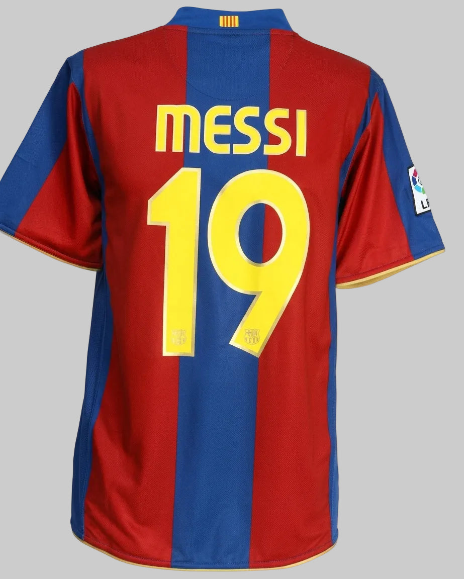 Vista posterior completa del jersey Nike Lionel Messi #19 del FC Barcelona de la temporada 2007/08 (Ref. 237741-655) en Futbol90MX