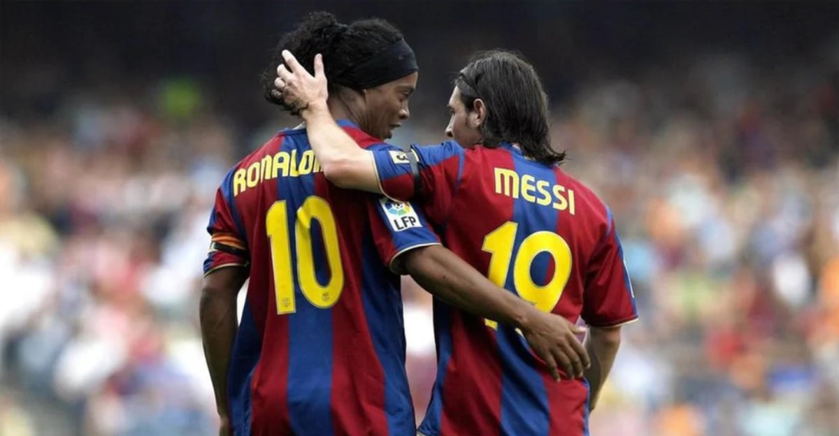 Ronaldinho con el dorsal #10 y Lionel Messi en el terreno de juego vistiendo la indumentaria local del FC Barcelona 2007/08 en Futbol90MX