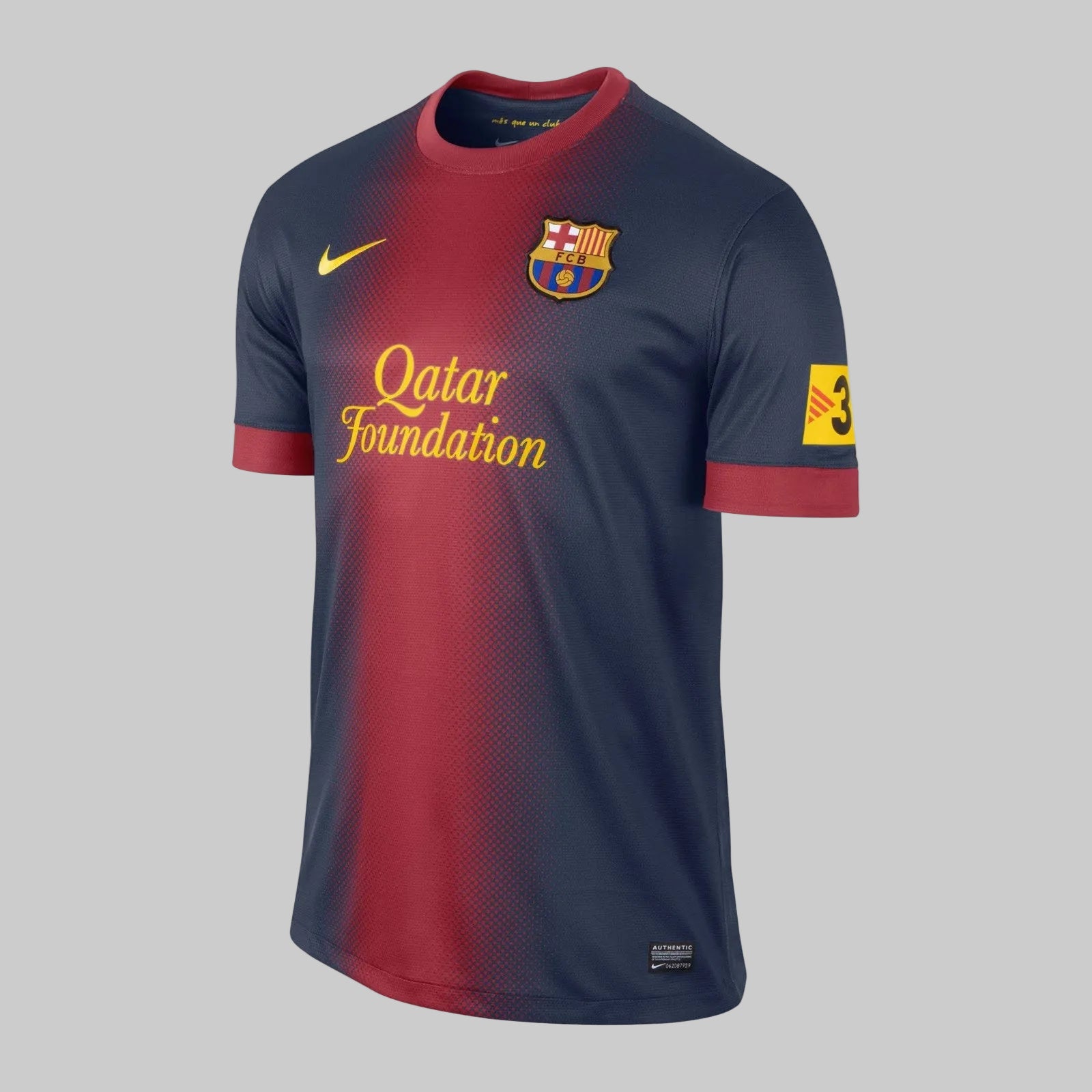 Vista frontal del jersey local Nike FC Barcelona 2012/13 de Messi (Ref. 478323-410) con diseño de franja central degradada en rojo y azul marino, patrocinador Qatar Foundation y escudo bordado en Futbol90MX.