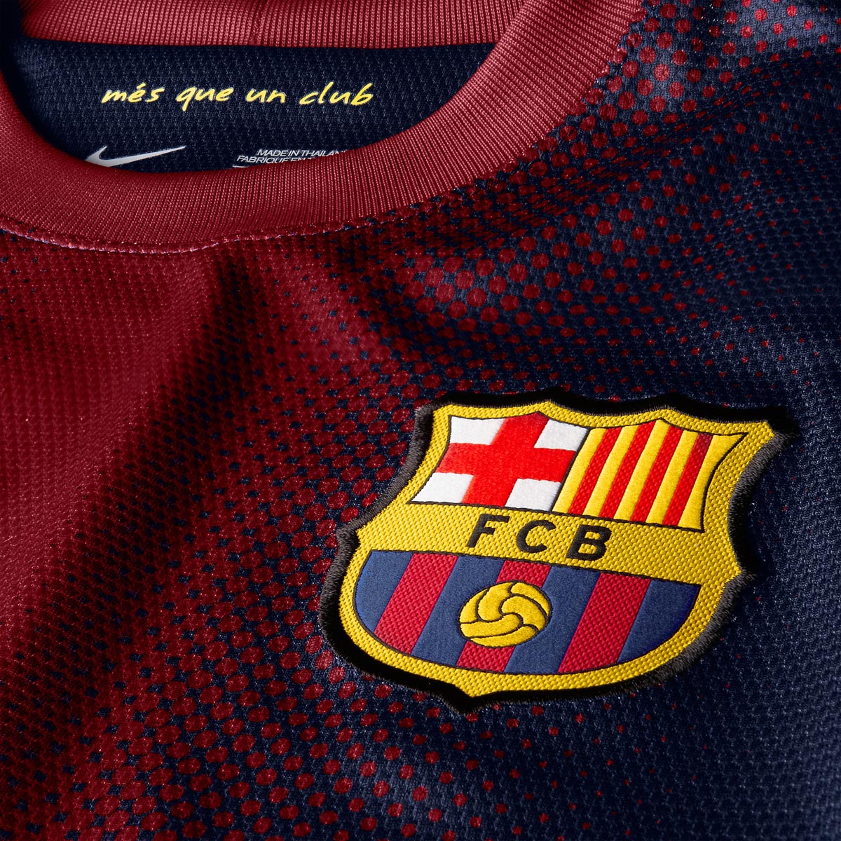 Detalle en primer plano del cuello redondo con la inscripción "més que un club", el logotipo de Nike y el escudo bordado del FC Barcelona del modelo 478323-410 en Futbol90MX.