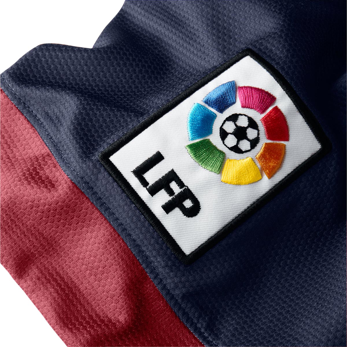 Detalle en primer plano de la manga del jersey local Nike Lionel Messi FC Barcelona 2012/13 (Ref. 478323-410) con la aplicación del parche oficial de la LFP en Futbol90MX.