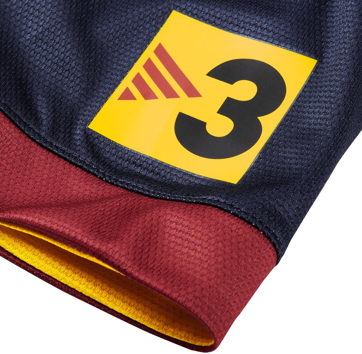 Detalle en primer plano del patrocinador TV3 en la manga del jersey local Nike FC Barcelona 2012/13 de Messi (Ref. 478323-410) en Futbol90MX.