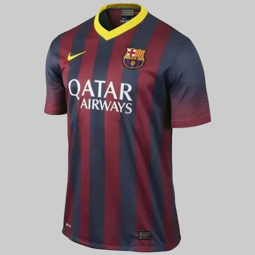 Jersey Nike Lionel Messi FC Barcelona de casa 2013/14 (Ref. 532822-413) en Futbol90MX. Vista frontal con franjas azulgranas, cuello en V amarillo, logotipo de Nike y patrocinio "Qatar Airways