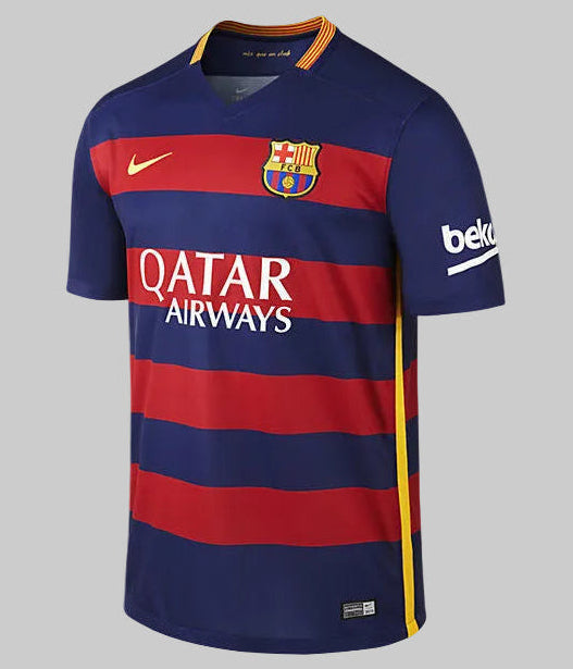 Jersey Nike Lionel Messi FC Barcelona de casa 2015/16 (Ref. 658794-422) en Futbol90MX. Vista frontal mostrando por primera vez las icónicas franjas horizontales azulgranas, cuello en V, logotipo de Nike en amarillo y patrocinio "Qatar Airways"