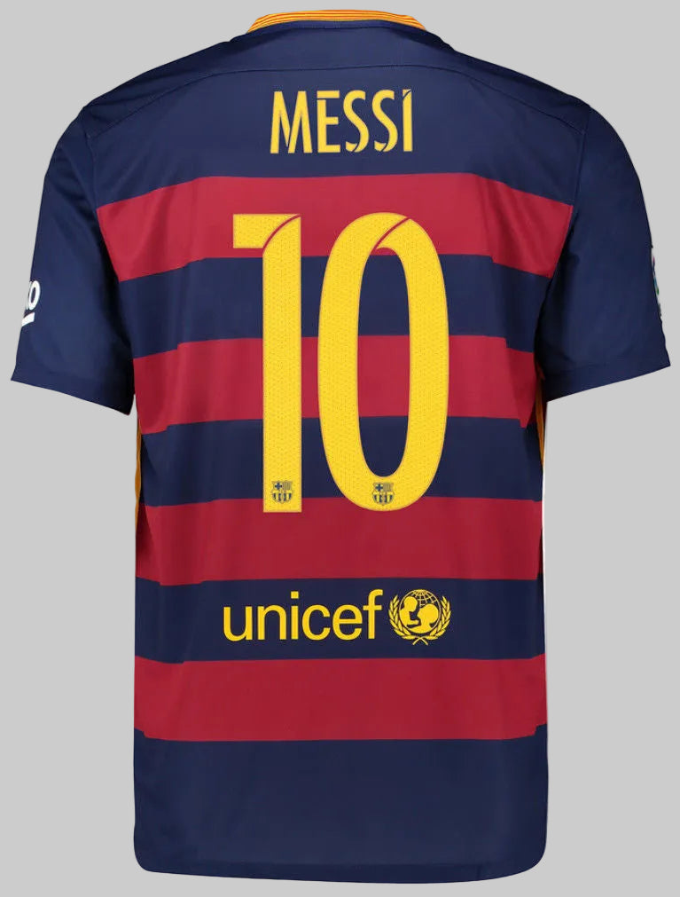 Vista trasera del jersey de local Nike Lionel Messi FC Barcelona 2015/16 (658794-422) en Futbol90MX, mostrando la personalización oficial "MESSI 10" con el escudo integrado en los números, el logotipo de Unicef y los detalles de las franjas horizontales