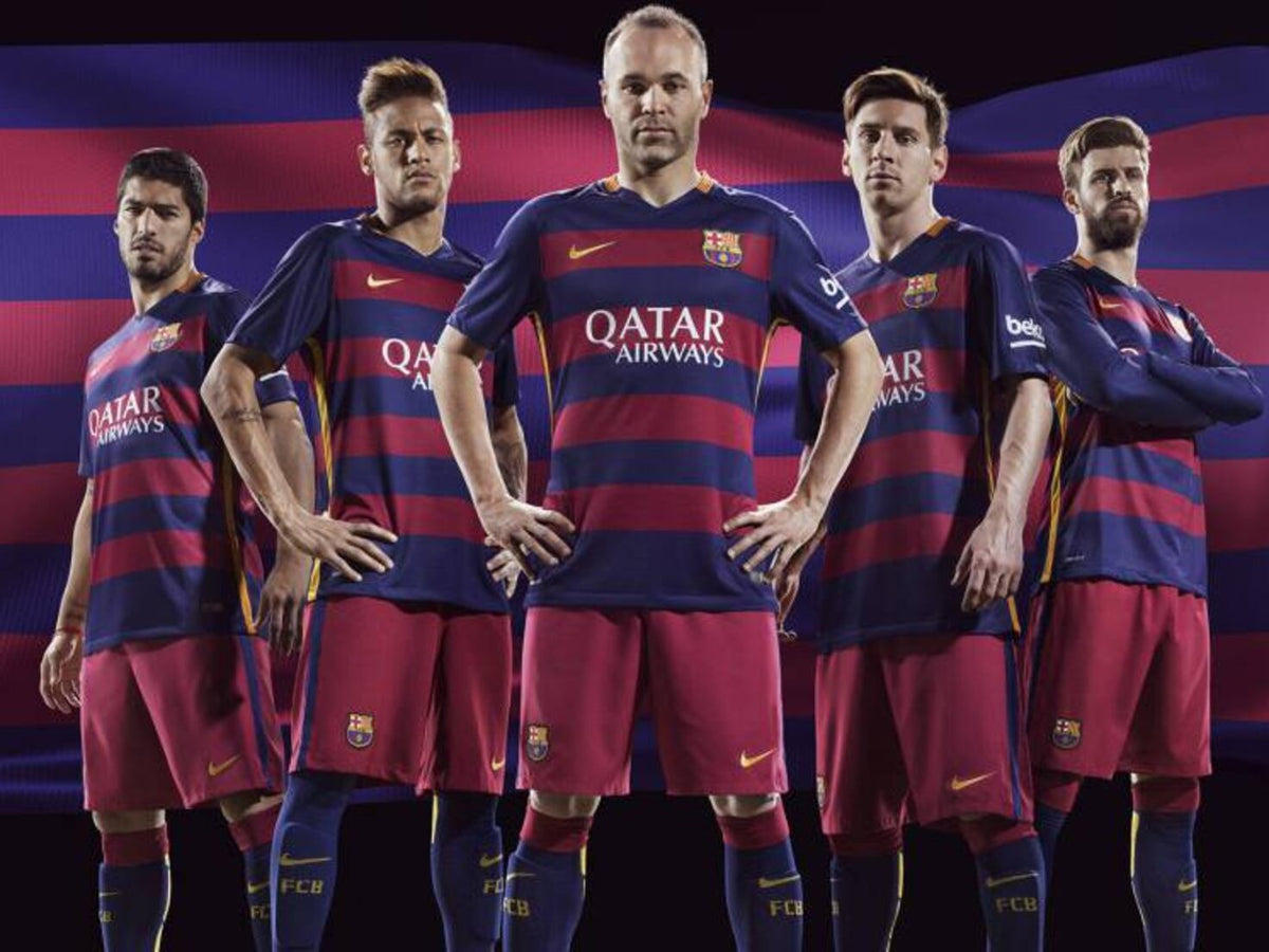 Jugadores del FC Barcelona portando el kit de local con franjas horizontales de la temporada 2015/16 en Futbol90MX, incluyendo a Luis Suárez, Neymar, Andrés Iniesta, Lionel Messi y Gerard Piqué