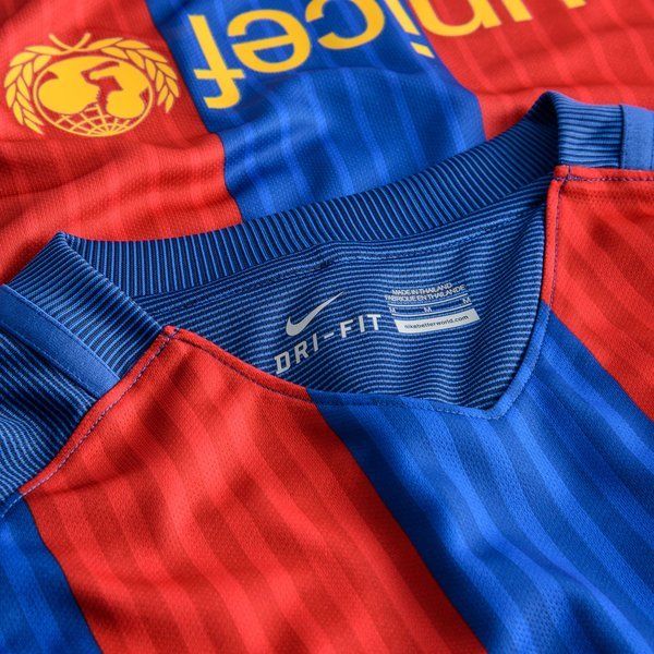 Primer plano interno del cuello y la tecnología Nike Dri-FIT del jersey FC Barcelona Local 2016/17 de Lio Messi (776850-481) en Futbol90MX, acompañado por detalles del patrocinio institucional